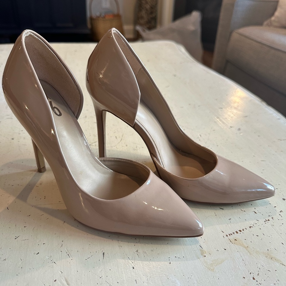 Nude leather pointed toe heel